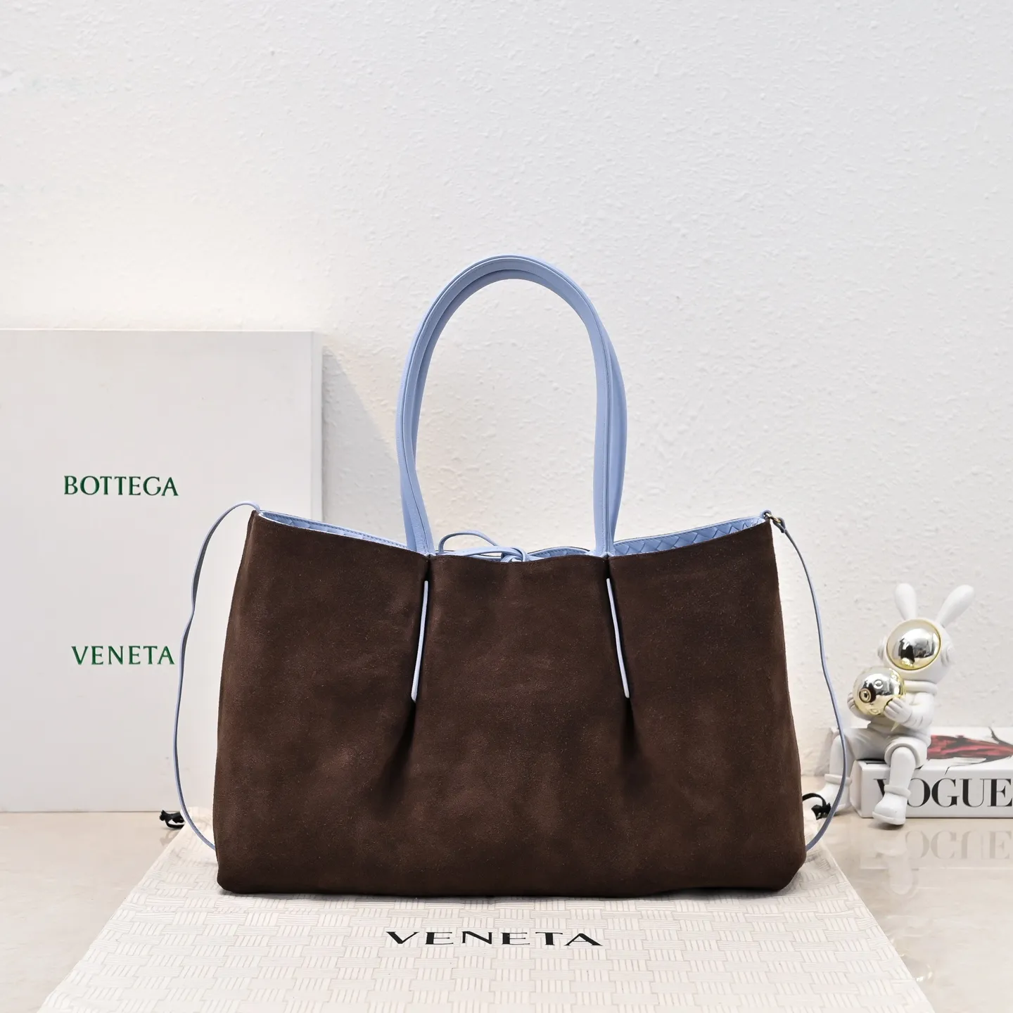 Batch 2660 Bv 2025 early spring series Pinacoteca medium tote handbag. The front is made of classic Intreccia woven cow leather. It is low-key and luxurious. The flip side is made of warm suede. It instantly switches to a lazy and casual style. It has a large internal capacity. It is no pressure to carry a computer for commuting. It is also thoughtfully matched with a small detachable bag. It feels full and full of security. The woven texture is so delicate that you can't put it down. The highlight is that it is super versatile. Come and get your new bag😝 Model: 7166 Size: 23*43*14.5cm